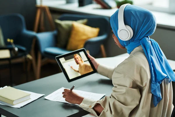 Mujer Musulmana Joven Con Hijab Azul Auriculares Blancos Escuchando Explicación —  Fotos de Stock
