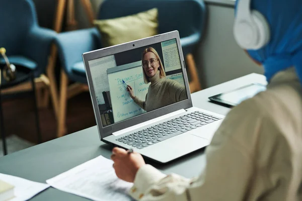 Magabiztos Szőke Tanár Laptop Képernyőjén Aki Táblára Mutat Miközben Elmagyarázza — Stock Fotó