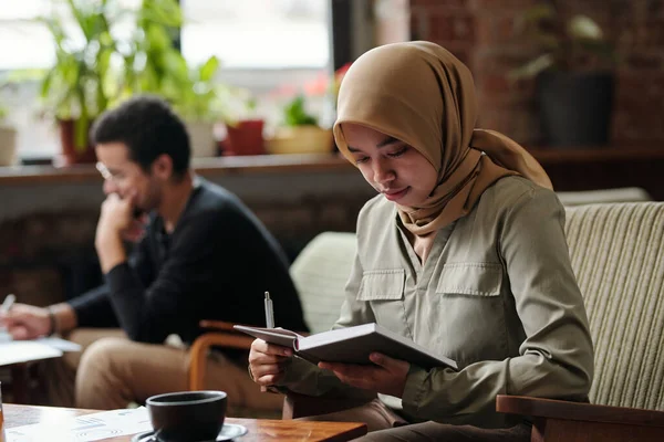 Joven Mujer Negocios Musulmana Seria Hiyab Sosteniendo Cuaderno Abierto Frente —  Fotos de Stock