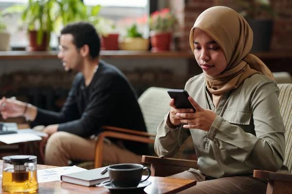 Joven Mujer Negocios Musulmana Mensajería Hijab Teléfono Inteligente Organizar Trabajo —  Fotos de Stock