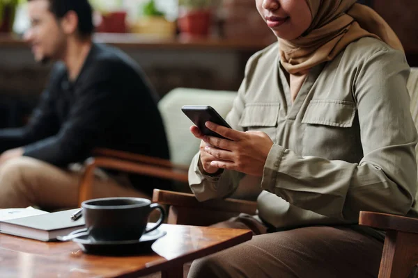 Manos Una Joven Empleada Musulmana Usando Teléfono Inteligente Mientras Está —  Fotos de Stock