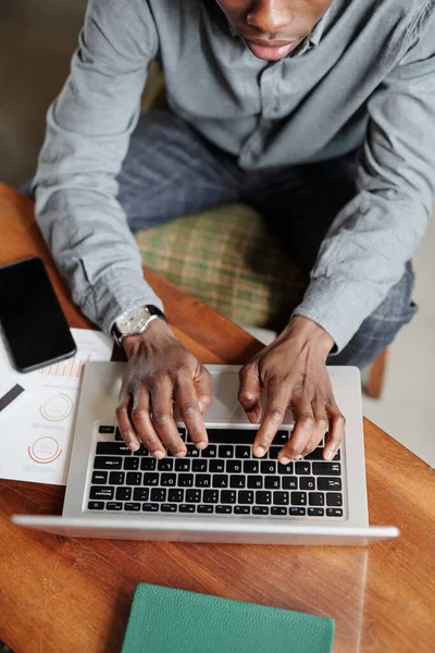 Над Углом Молодой Афроамериканский Экономист Аналитик Держит Руки Клавиатуру Ноутбука — стоковое фото