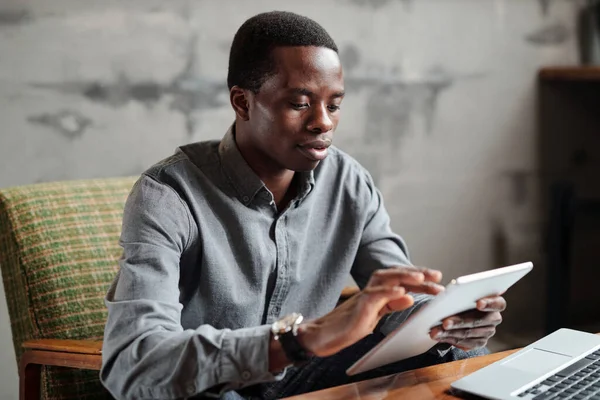 Jovem Empresário Afro Americano Sério Casualwear Inteligente Usando Tablet Enquanto — Fotografia de Stock