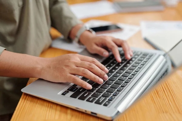 Selective Focus Right Hand Young Female Employee Keyboard Laptop Online — Stock Photo, Image
