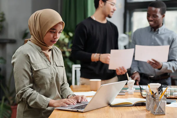 Joven Mujer Negocios Musulmana Organizando Trabajo Frente Computadora Portátil Mientras —  Fotos de Stock