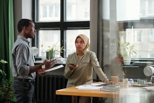 Young Muslim Businesswoman Listening Confident African American Male Colleague Document — Stock Photo, Image
