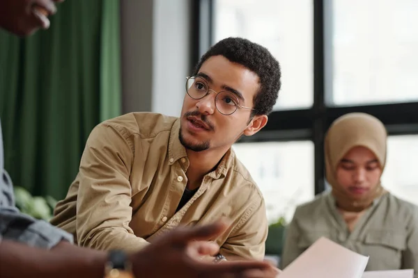 Ung Multietnisk Affärsman Damasker Och Glasögon Pratar Med Afroamerikansk Manlig — Stockfoto