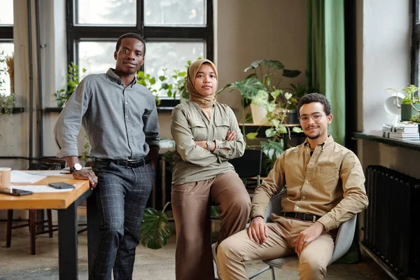 Portrét Tří Mladých Mezikulturních Spolupracovníků Elegantním Casualwear Při Pohledu Kamery — Stock fotografie