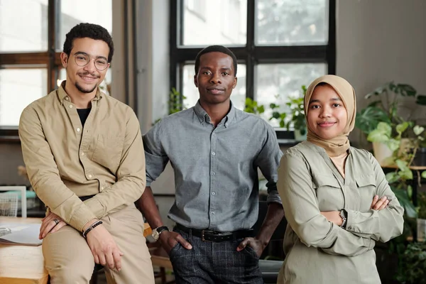 Skupina Tří Mladých Multikulturních Zaměstnanců Neformálním Oblečení Stojí Řadě Před — Stock fotografie