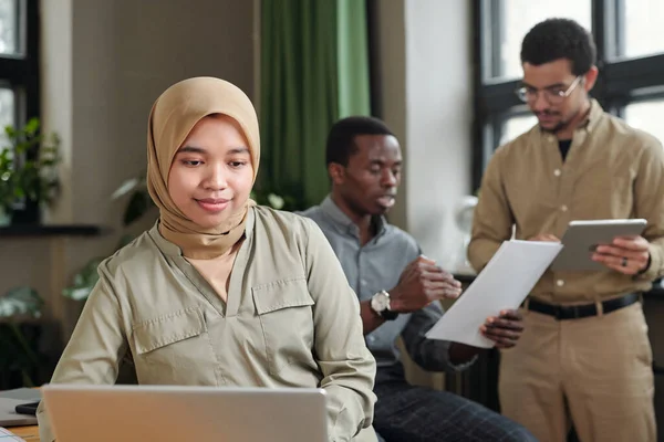 Młoda Muzułmańska Bizneswoman Hidżabie Strój Casual Siedzi Przed Laptopem Networking — Zdjęcie stockowe