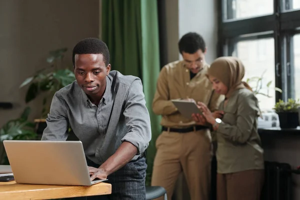 Jovem Empresário Afro Americano Dobra Sobre Mesa Com Laptop Rede — Fotografia de Stock