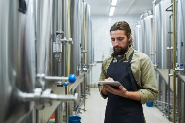 Tablet bilgisayarlı bira fabrikası işçisi kontrol ekipmanı