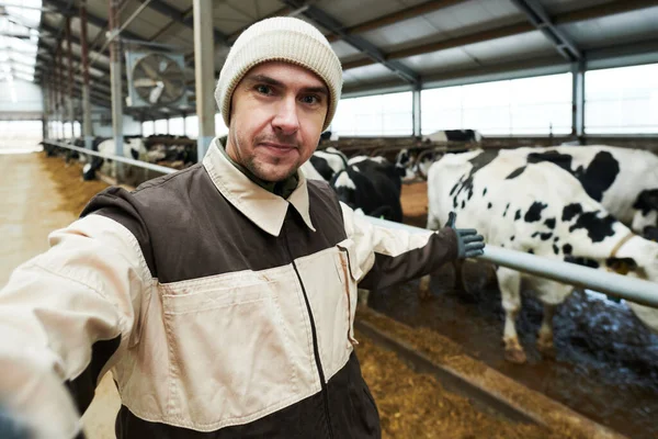 Joven Trabajador Masculino Propietario Una Granja Vacas Moderna Haciendo Una — Foto de Stock