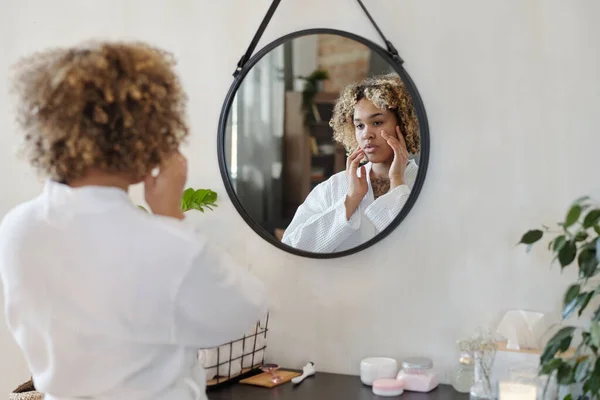 Jovem Mulher Afro Americana Bonita Roupão Banho Branco Frente Espelho — Fotografia de Stock