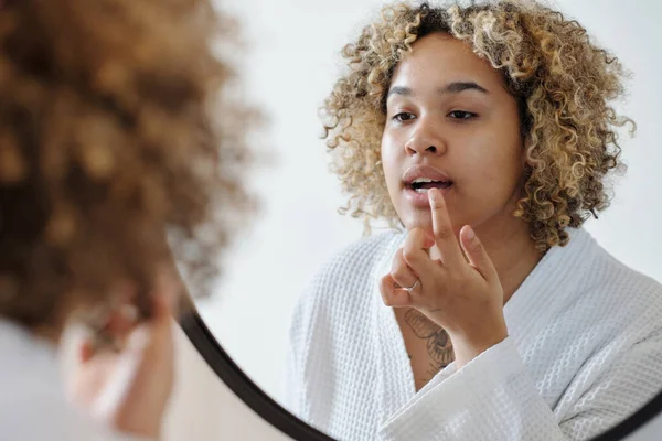 Mulher Afro Americana Roupão Branco Aplicando Bálsamo Nutritivo Nos Lábios — Fotografia de Stock