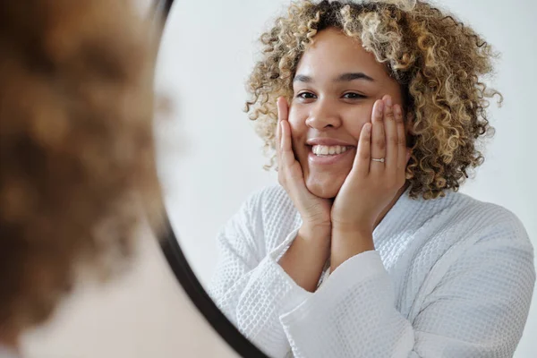 Jeune Femme Heureuse Bonne Santé Peignoir Blanc Debout Devant Miroir — Photo