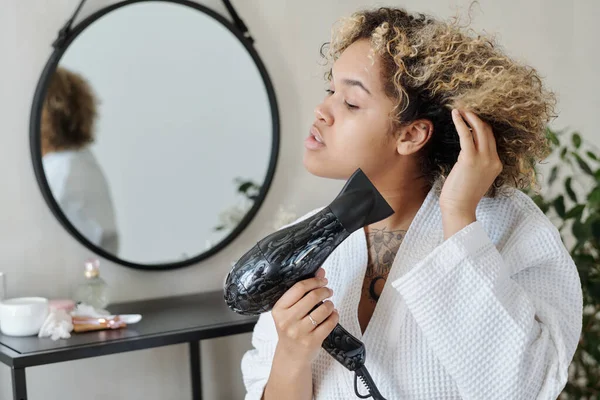 Joven Mujer Negra Albornoz Usando Secador Pelo Eléctrico Después Lavar —  Fotos de Stock