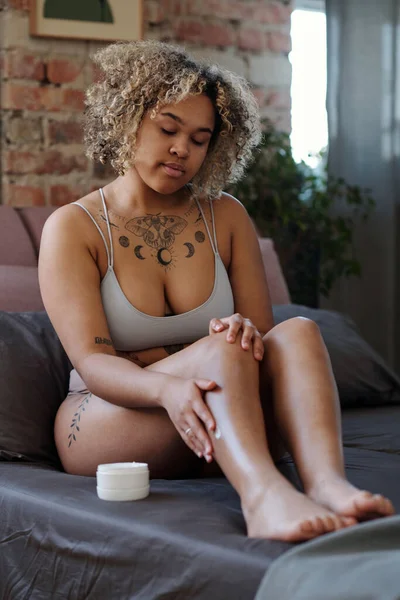Ung Kvinna Underkläder Sittande Sängen Och Applicera Återfuktande Lotion Eller — Stockfoto