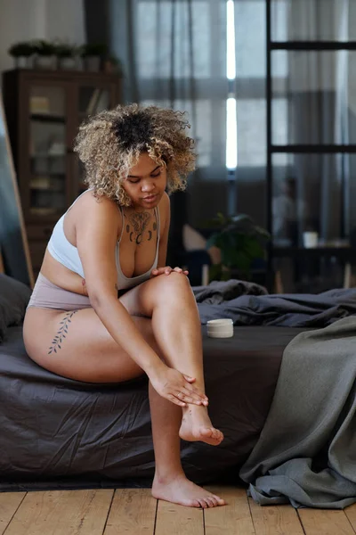 Afro Amerikalı Bir Kız Sabahları Vücut Derisine Bakar Yatakta Oturur — Stok fotoğraf