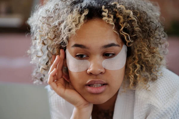 Göz Bandı Takmış Genç Bir Kadın Güzellik Tedavisinden Sonra Dışarı — Stok fotoğraf