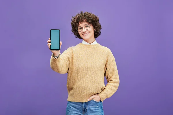Jeune Femme Brune Souriante Tenant Smartphone Avec Écran Bleu Vierge — Photo