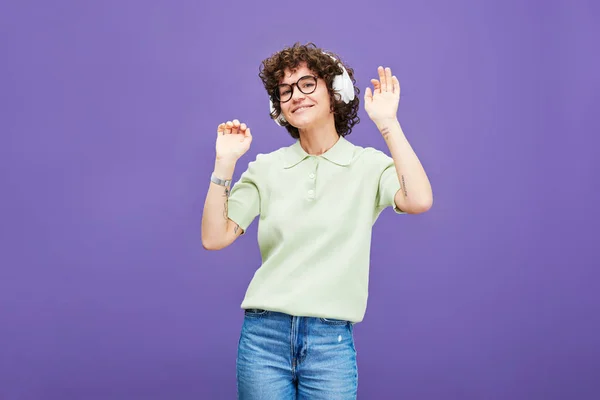 Νεαρή Χαρούμενη Γυναίκα Ακουστικά Και Casualwear Ακούγοντας Μουσική Και Χορεύοντας — Φωτογραφία Αρχείου