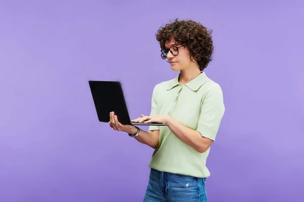 Νέα Σοβαρή Μελαχρινή Γυναίκα Casualwear Πληκτρολογώντας Στο Πληκτρολόγιο Laptop Ενώ — Φωτογραφία Αρχείου
