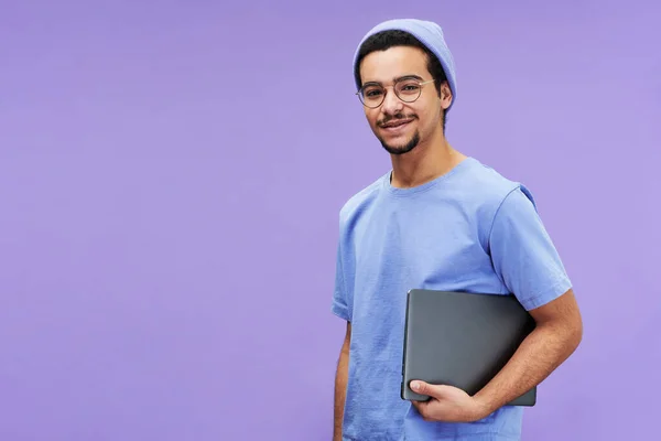 Joven Hombre Negocios Sonriente Estudiante Camiseta Azul Gorro Sosteniendo Ordenador — Foto de Stock