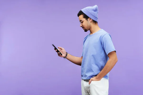 Side View Serious Guy Blue Shirt Beanie Hat Texting Mobile — Stock Photo, Image