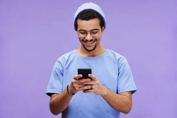 Mavi Tişörtlü Bereli Genç Bir Öğrenci Cep Telefonuyla Komik Videolar — Stok fotoğraf