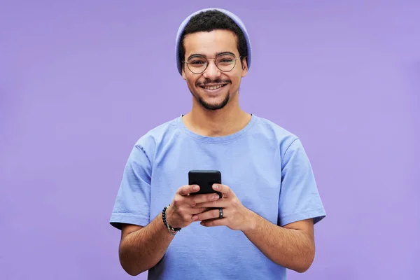 Mavi Cüppeli Genç Adam Kameraya Bakarken Akıllı Telefonuyla Mesaj Atıyor — Stok fotoğraf