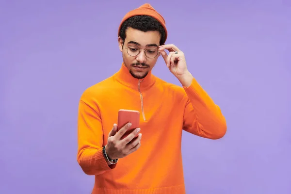 Jovem Expressando Mal Entendidos Tocar Óculos Olhando Para Tela Smartphone — Fotografia de Stock