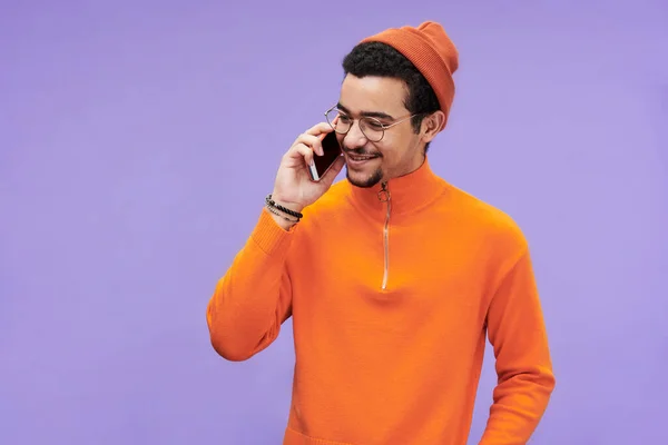 Счастливый Парень Очках Оранжевый Пуловер Шапочка Говорит Мобильному Телефону Перед — стоковое фото