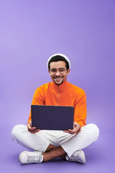 Succesvolle Jonge Mannelijke Ontwerper Programmeur Met Laptop Kijkend Naar Camera — Stockfoto