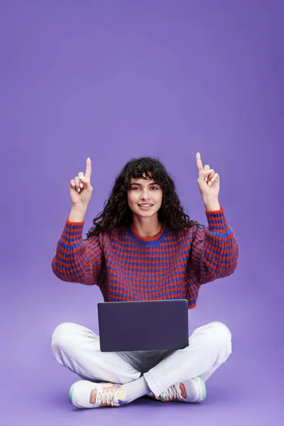 Gelukkig Jong Brunette Vrouw Met Laptop Gekruiste Benen Zitten Voorkant — Stockfoto