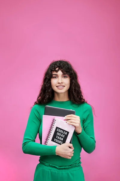 Jonge Creatieve Stagiaire Groene Pullover Met Copybooks Laptop Door Borst — Stockfoto