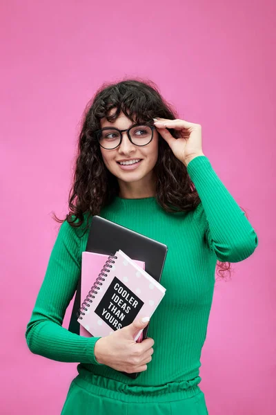 Šťastná Mladá Brunetka Žena Brýlích Zelené Casualwear Držení Notebook Copybooks — Stock fotografie