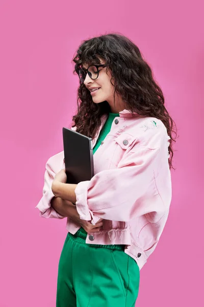 Zijaanzicht Van Vrij Lachende Student Bril Casualwear Met Mobiele Gadget — Stockfoto