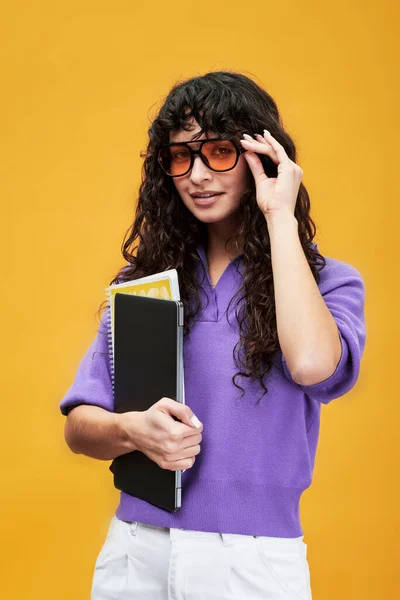 若いです先生の近代的な学校や大学で紫の恋人と眼鏡でカメラを見て黄色の背景 — ストック写真