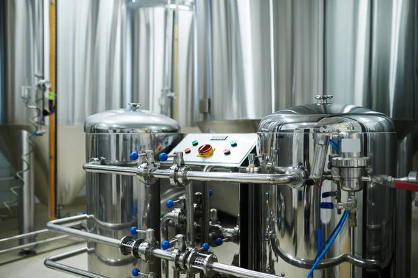醸造設備だ ビール発酵熟成用丸型貯蔵タンク — ストック写真