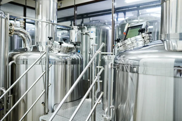 クラフトビール醸造所の貯蔵タンク 中小企業のコンセプト — ストック写真