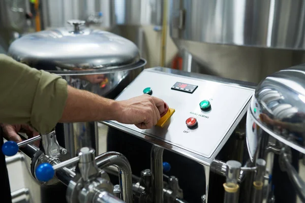 Imagem Perto Trabalhador Lançando Equipamentos Cervejaria Para Fermentação Maturação Cerveja — Fotografia de Stock