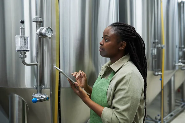 啤酒厂工人检查啤酒生产设备的压力和温度 — 图库照片