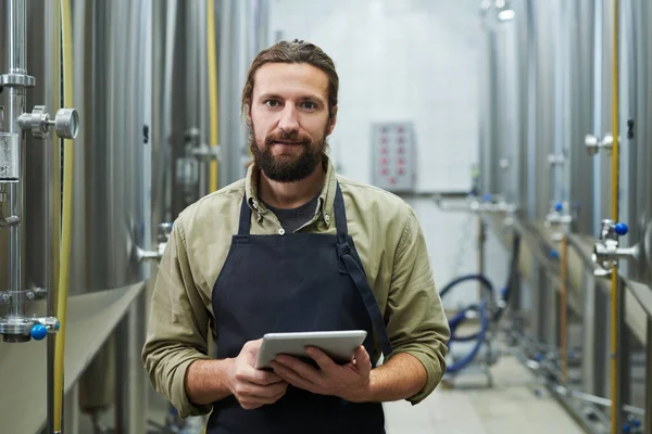 Retrato Trabalhador Fábrica Cerveja Com Computador Tablet Mãos — Fotografia de Stock
