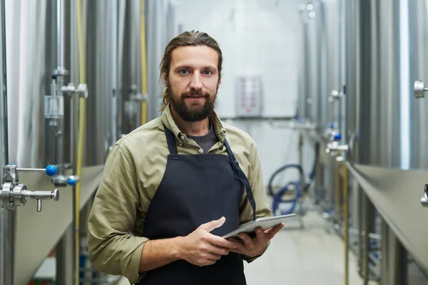 Trabalhador Cervejaria Cervejeira Com Computador Tablet Verificando Cada Processo Produção — Fotografia de Stock
