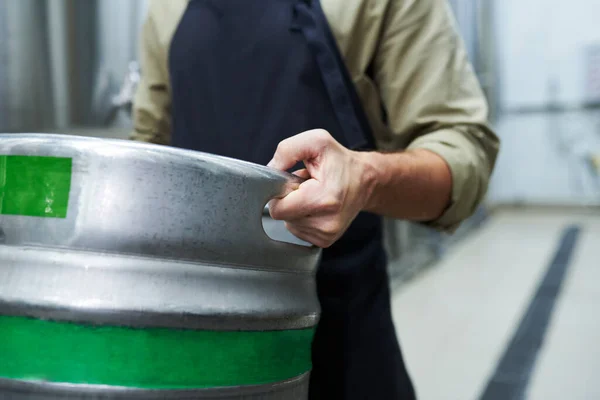 Abgeschnittenes Bild Eines Arbeiters Der Ein Fass Mit Bier Trägt — Stockfoto
