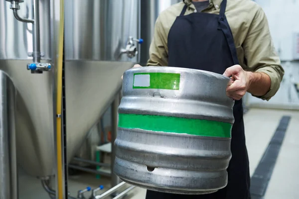 Pracownik Minibrowaru Niosący Ciężką Beczkę Piwem Koncepcja Małego Biznesu — Zdjęcie stockowe