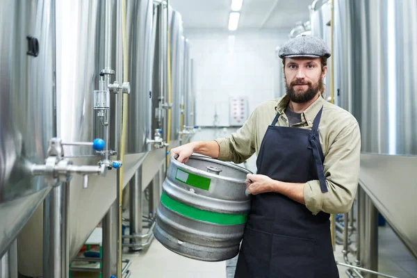 Portret Pracownika Produkcji Piwa Trzymającego Beczkę Piwa Patrzącego Kamerę — Zdjęcie stockowe