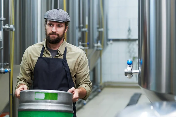 Sakallı Bira Fabrikası Sahibi Depoya Bira Fıçısı Taşıyor — Stok fotoğraf