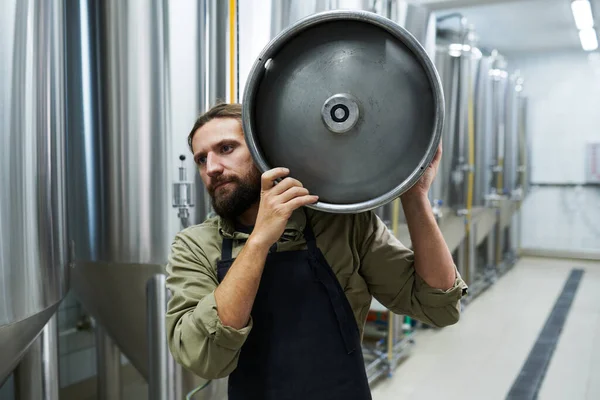 Mikro Bira Fabrikası Sahibi Depoya Fıçı Dolusu Içki Taşıyor — Stok fotoğraf